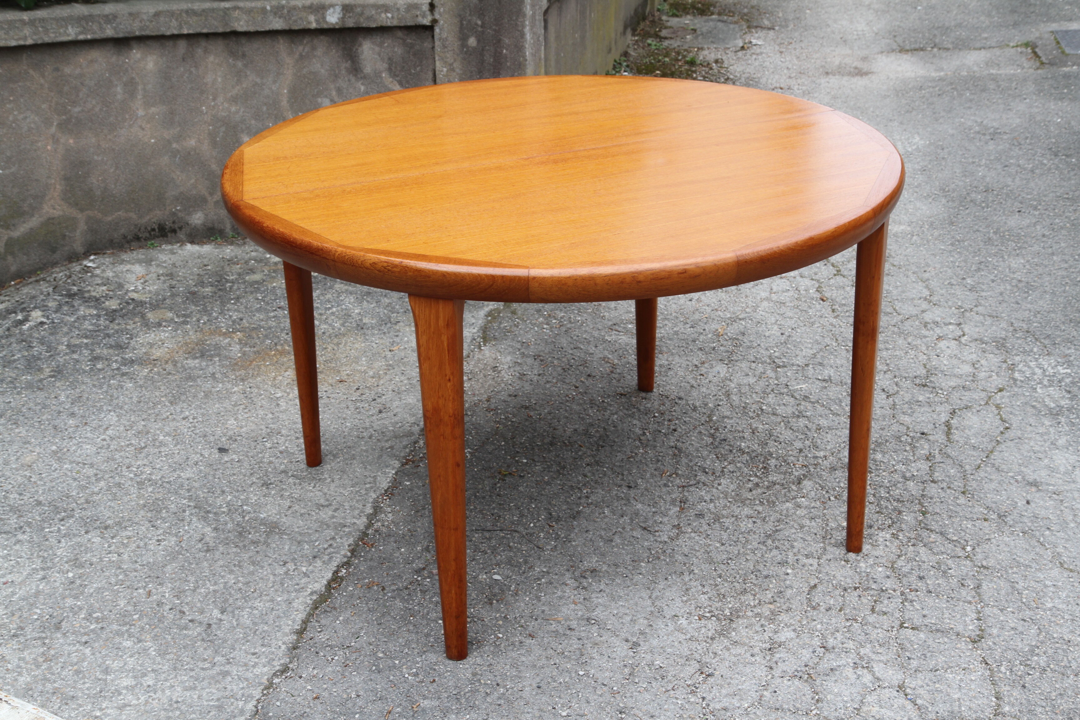 Danish teak extendable round table of the years 60