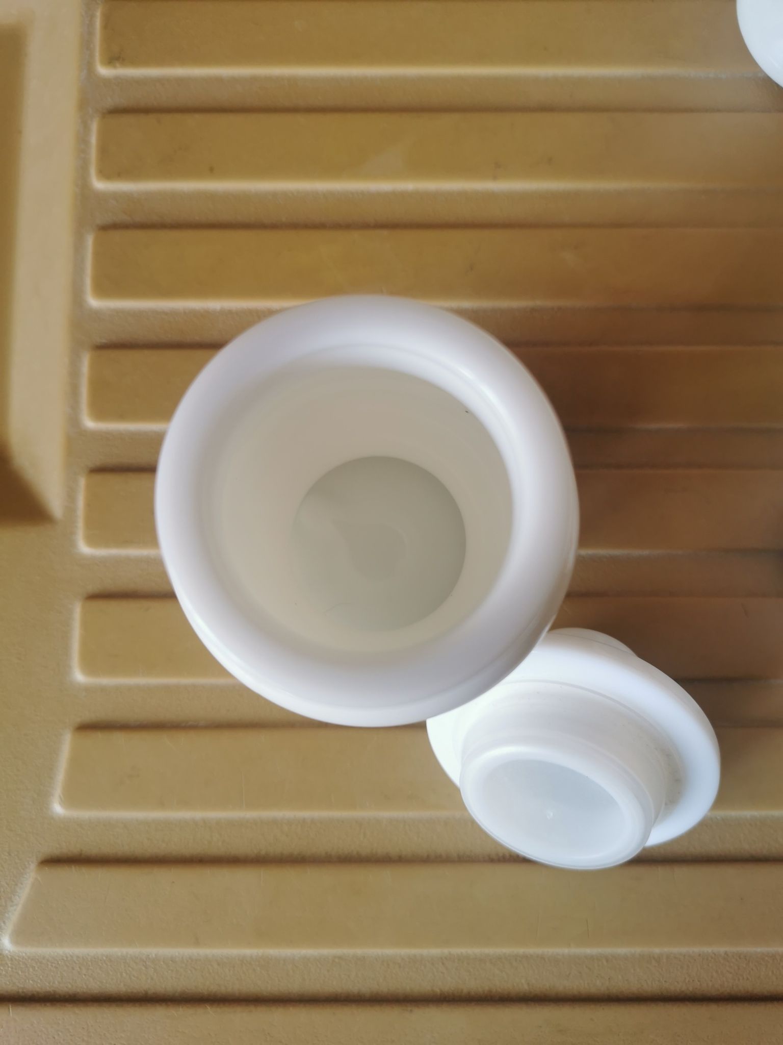6 bathroom pots