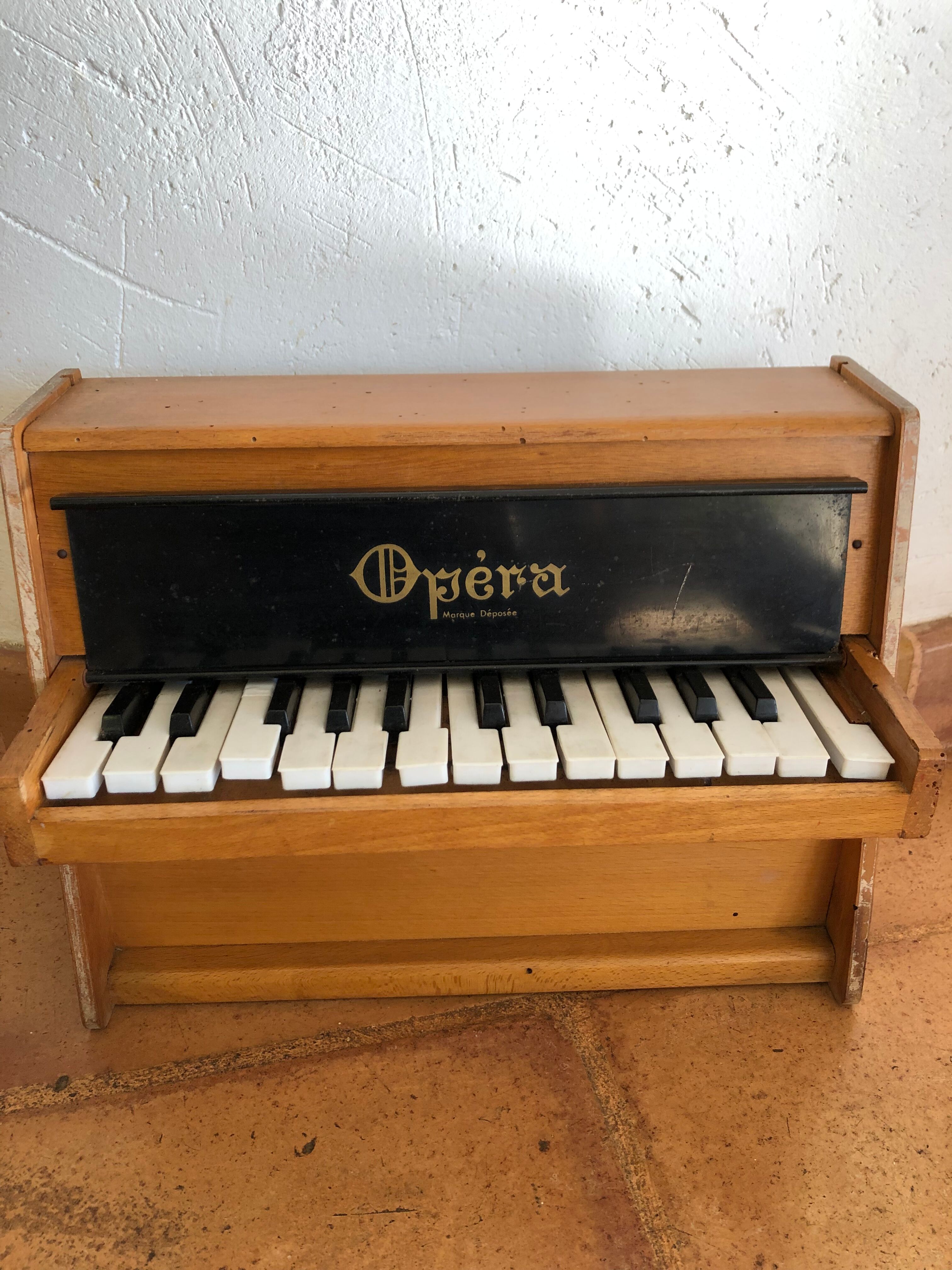 Old piano children's Opera