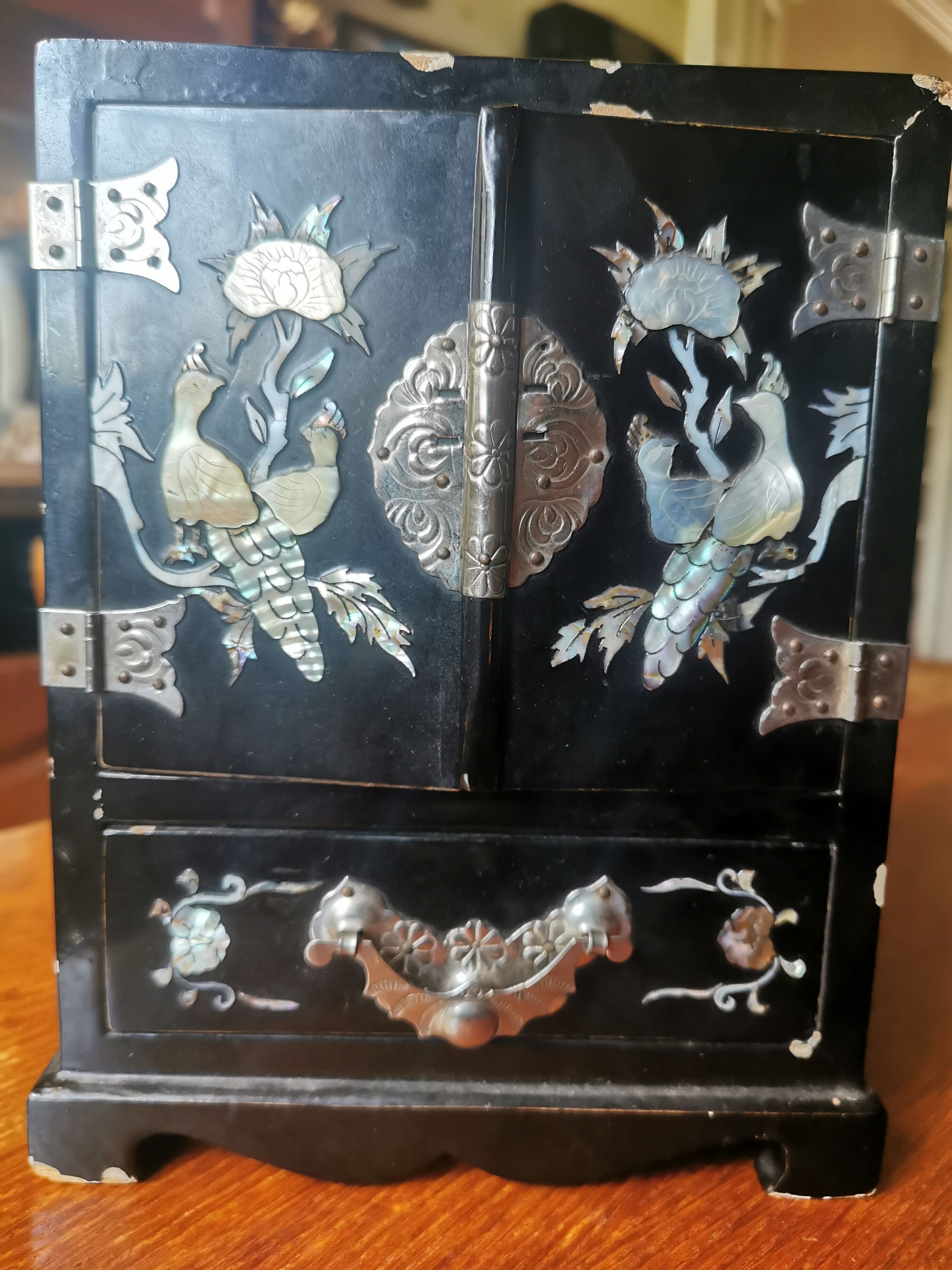 Lacquered black mother-of-pearl jewelry box