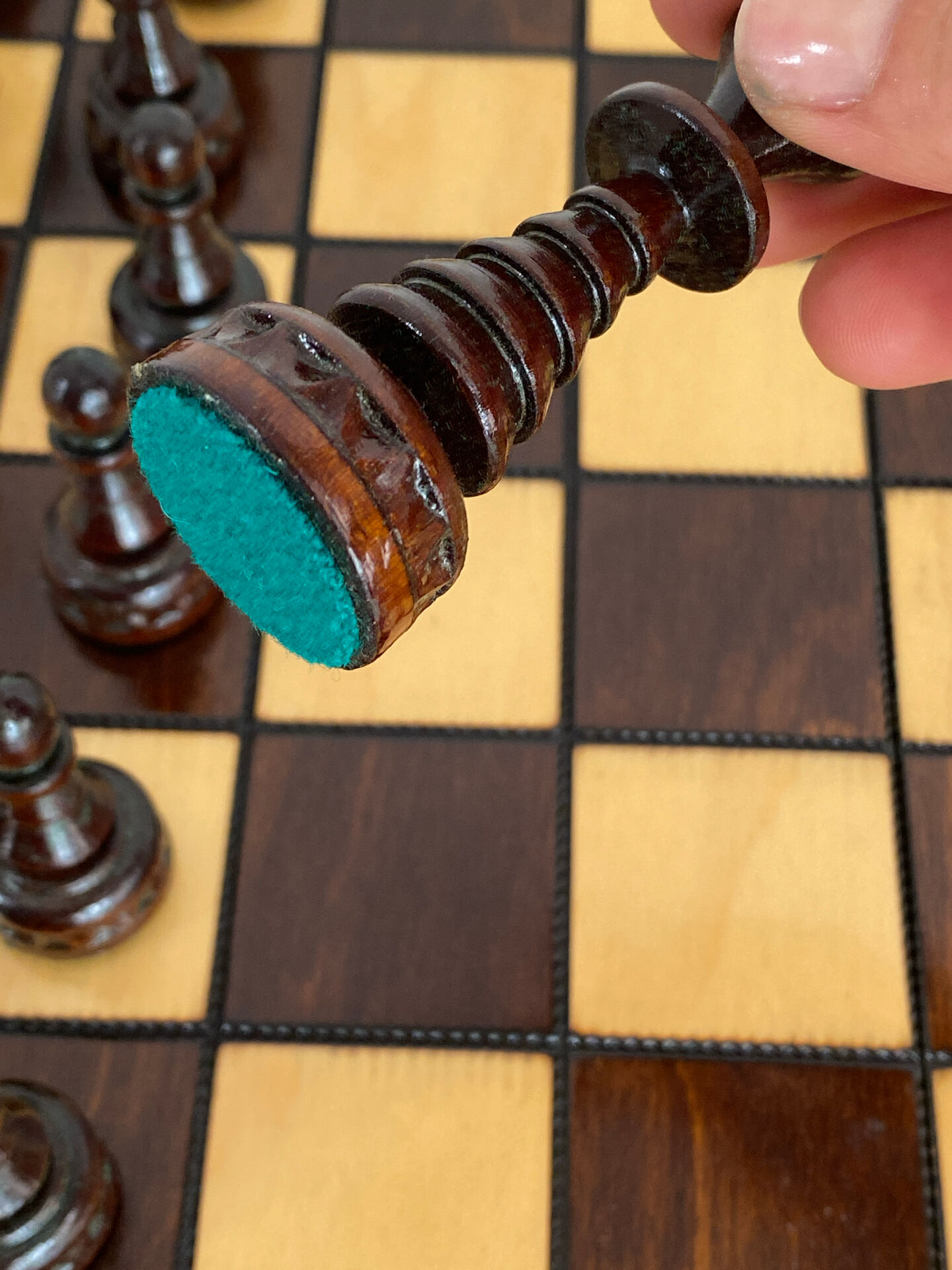 Jeu d’échec avec plateau et pièces en bois 