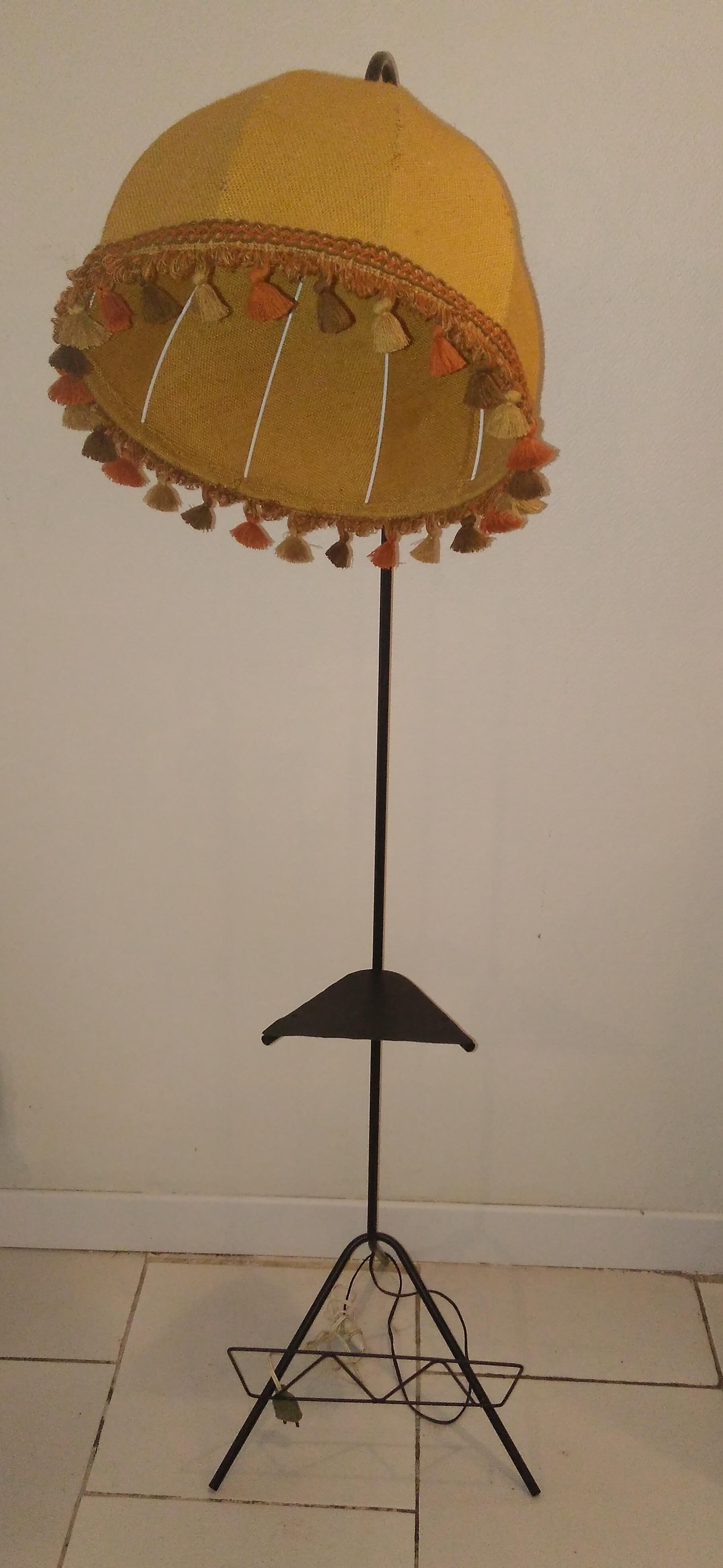 Lampadaire tripode vintage métal noir porte revue et tablette
