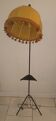 Lampadaire tripode vintage métal noir porte revue et tablette