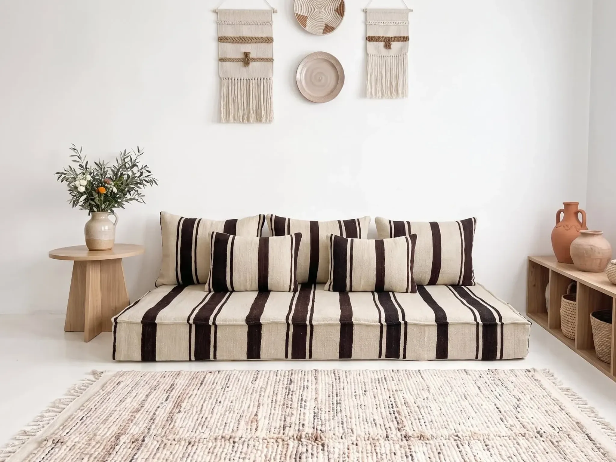 Coussin de sol en kilim rayé marron – laine tissée à la main, base crème