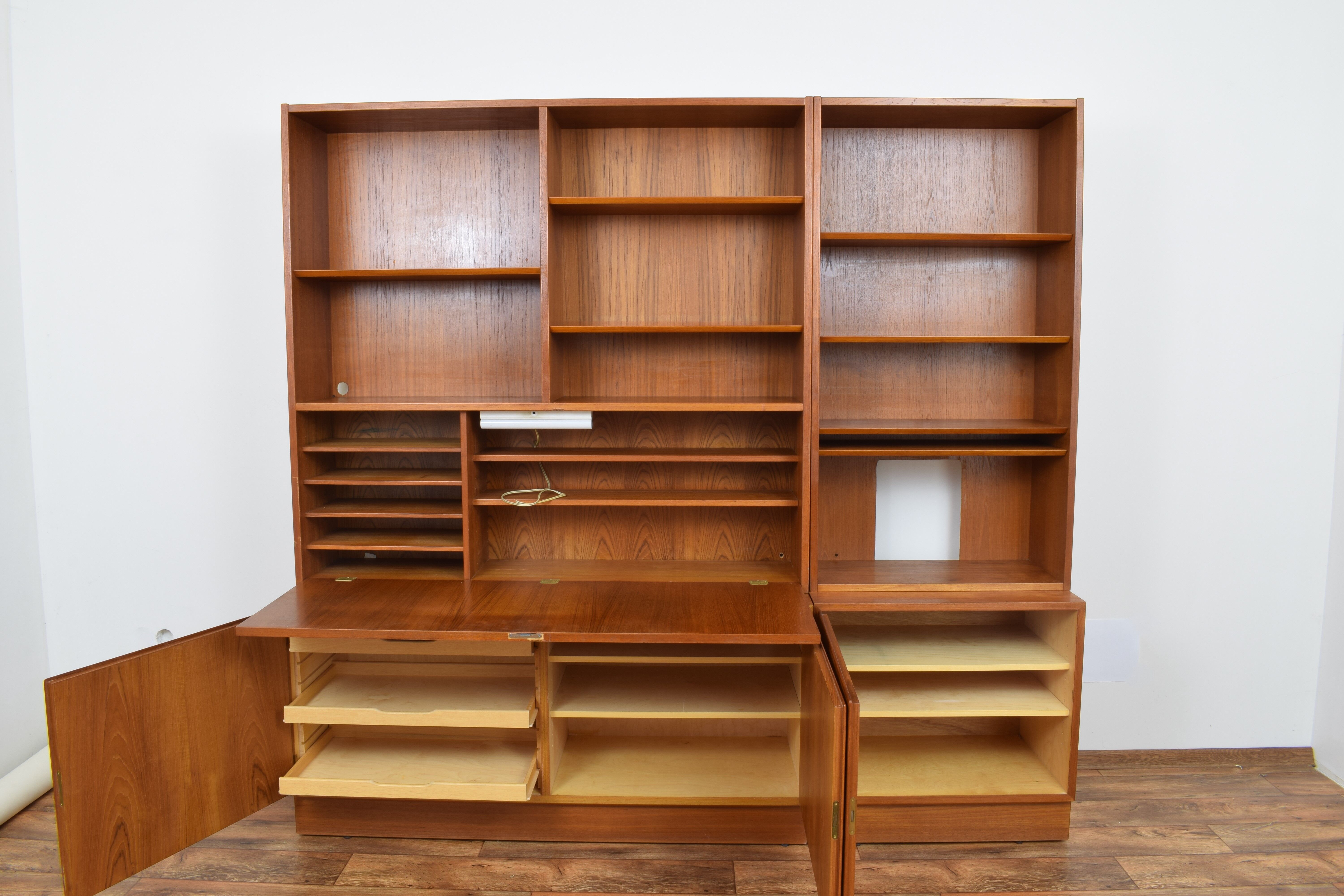 Set of 2 teak wood bookcases by Hundevad & Co