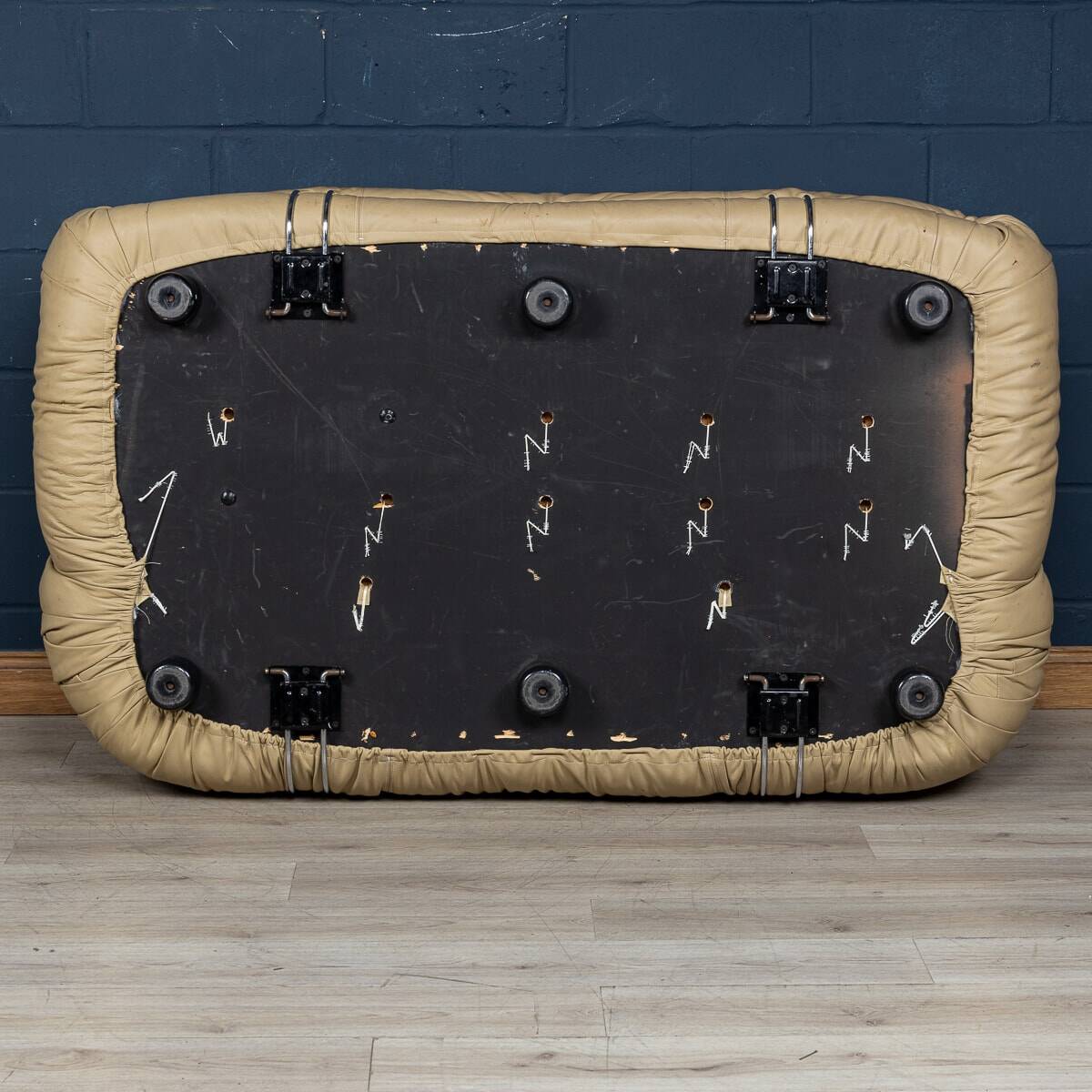 Italian 20thc beige "soriana" leather sofa by tobia scarpa for cassina