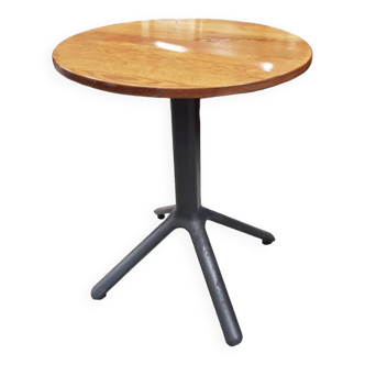Set of 8 round tables with black legs