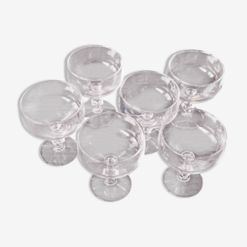 6 coupes à champagne ou à cocktails en verre transparent en très bon état.