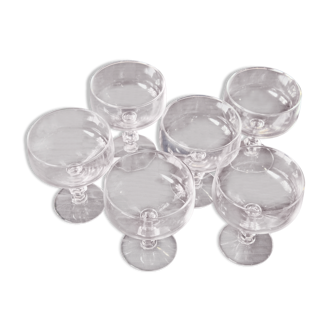 6 coupes à champagne ou à cocktails en verre transparent en très bon état.
