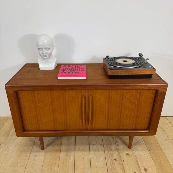 Buffet Dyrlund en teck avec portes escamotables, Danemark 1960