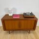 Buffet Dyrlund en teck avec portes escamotables, Danemark 1960