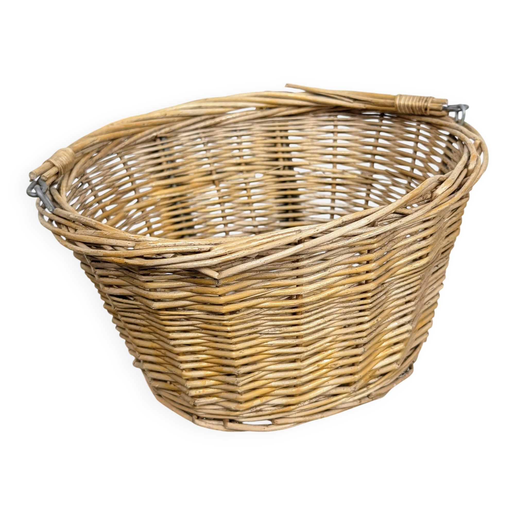 Small front bicycle basket in wicker.