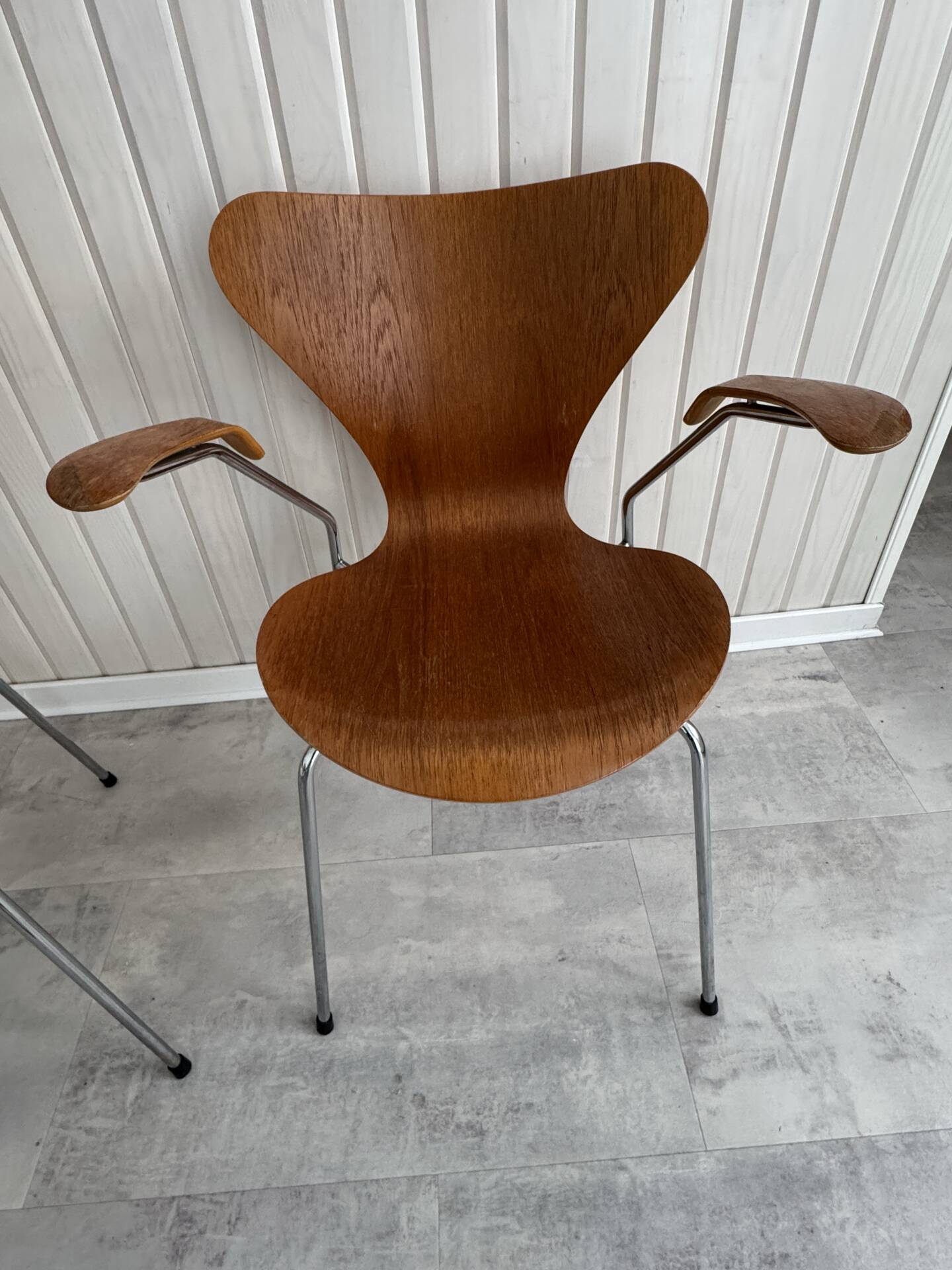 2 Series 7 chairs with armrests (3207) by Arne Jacobsen – Fritz Hansen