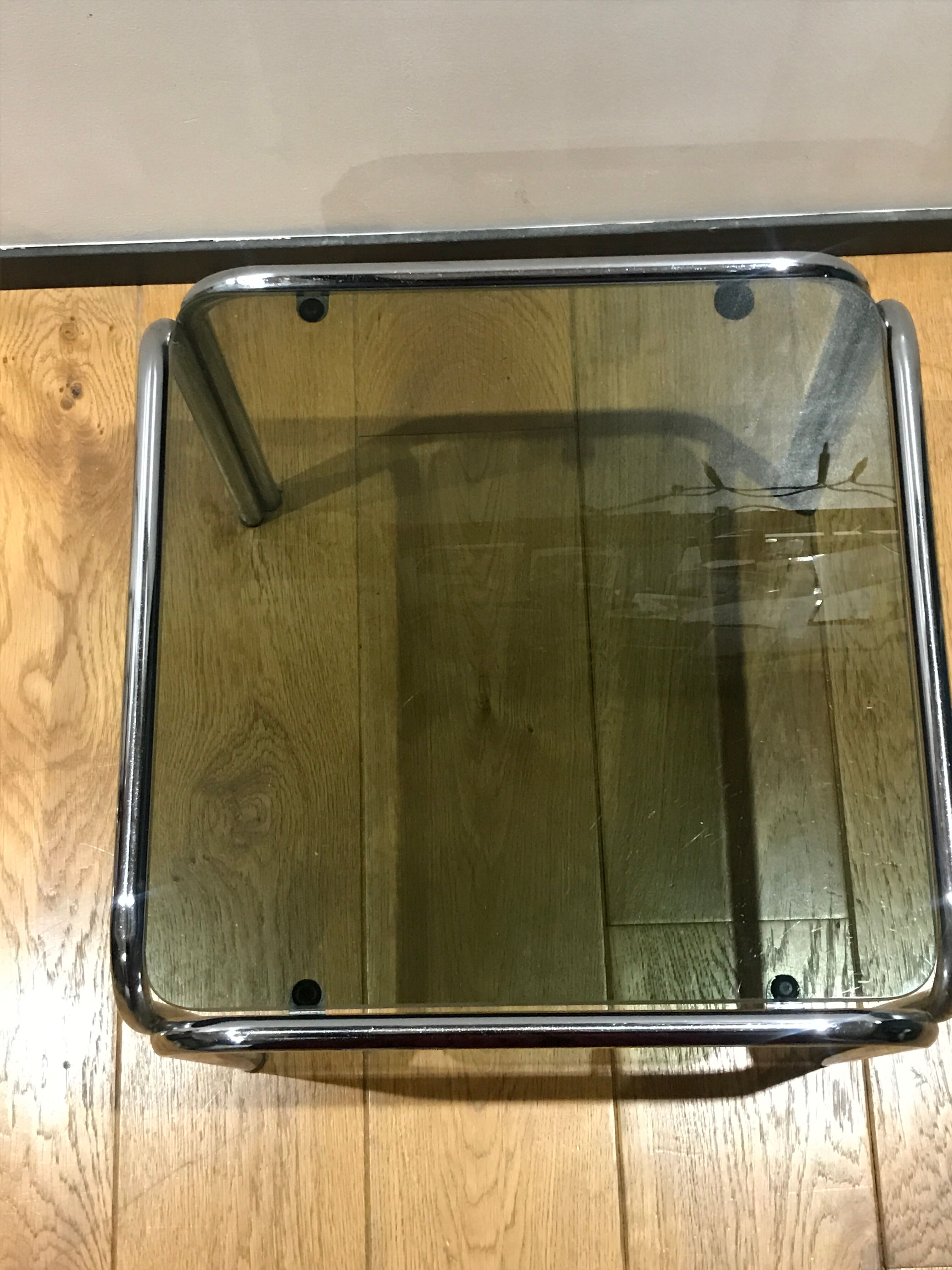 Table d’appoint chrome et verre fumé