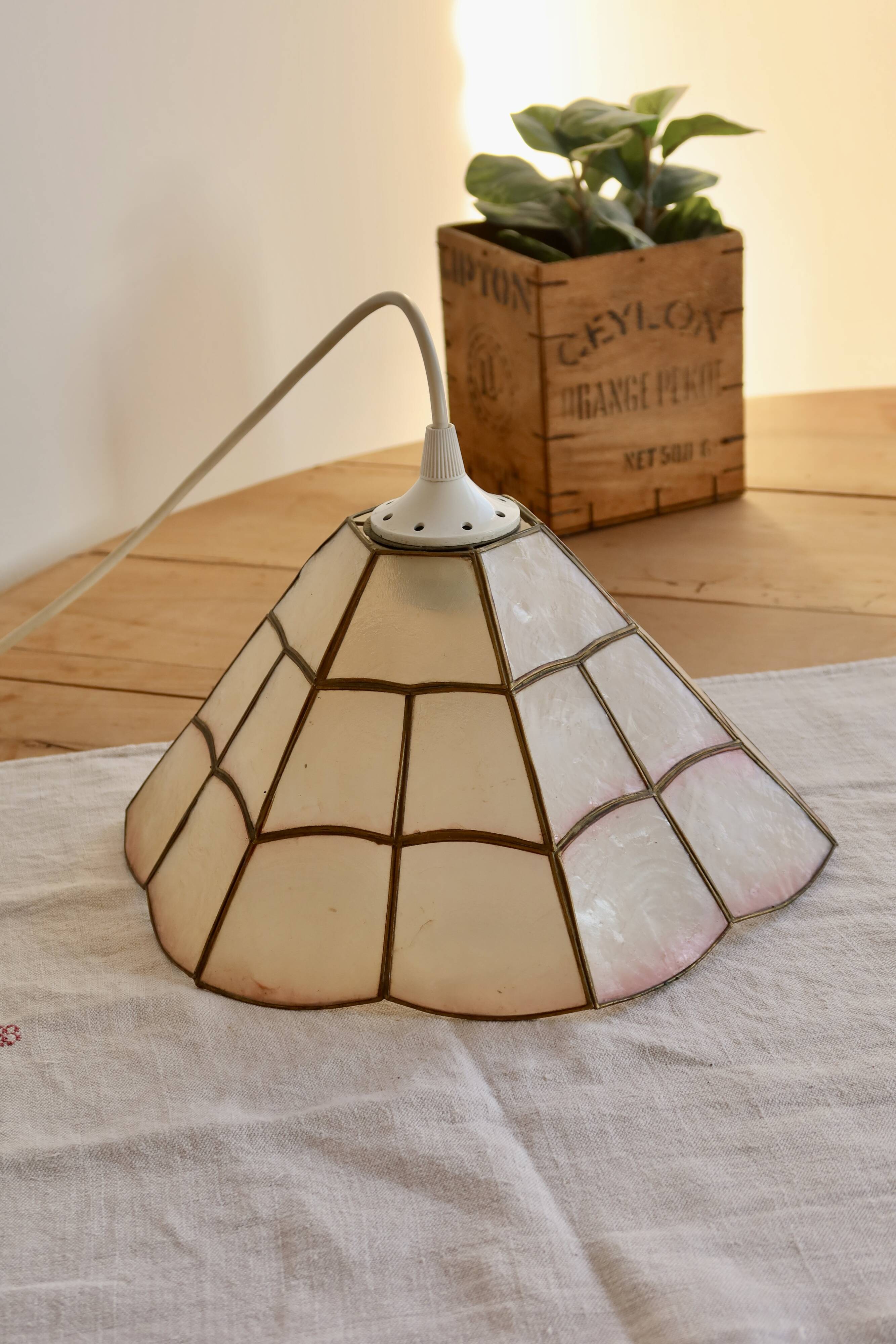 Vintage suspension in pink mother-of-pearl – Stained glass style