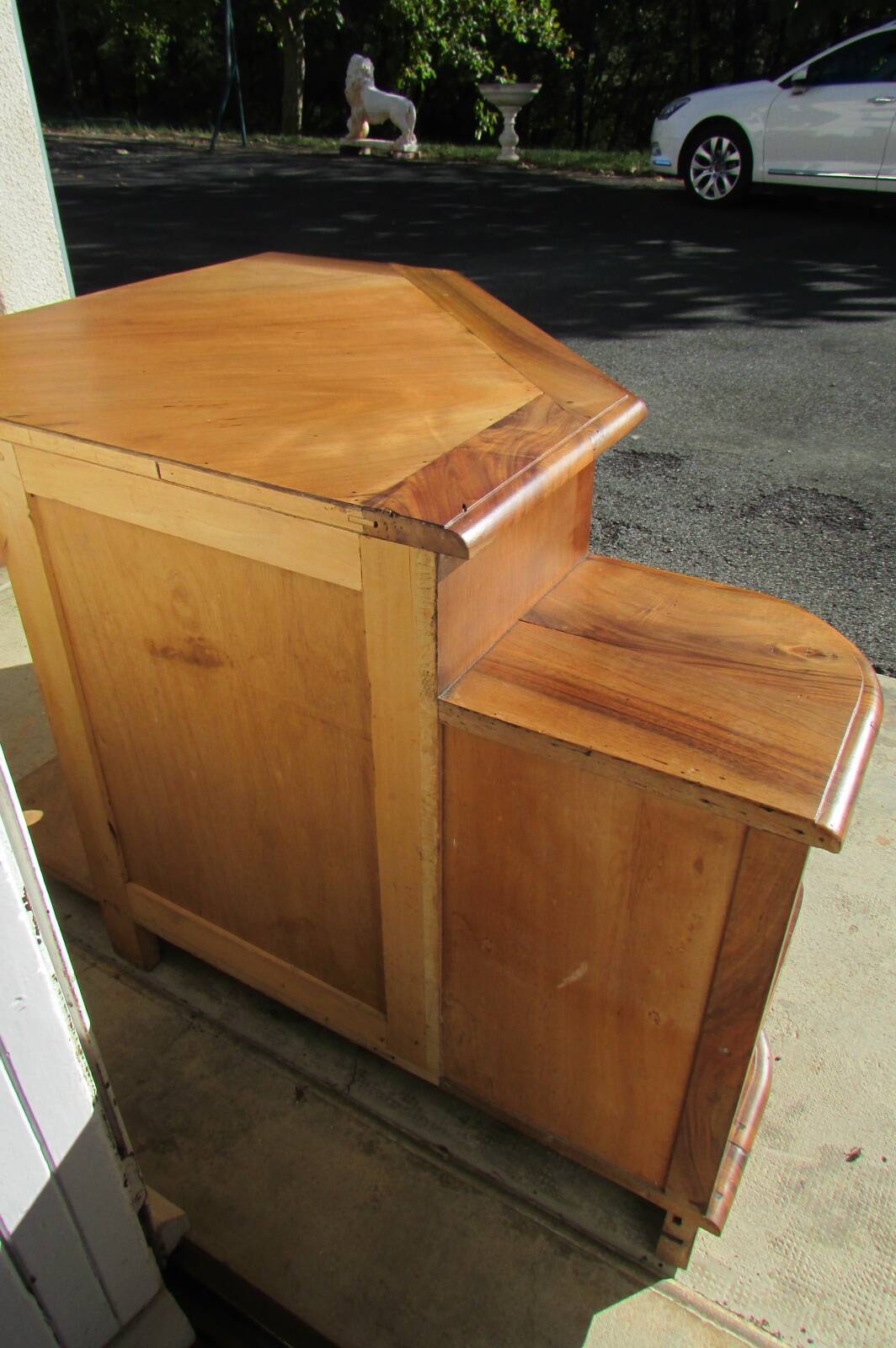 Superb corner unit in solid walnut, of very good quality