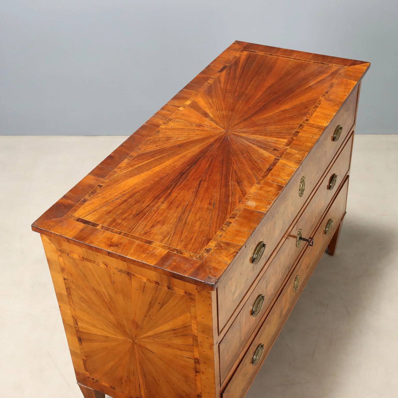 Neoclassical commode in walnut and burl.