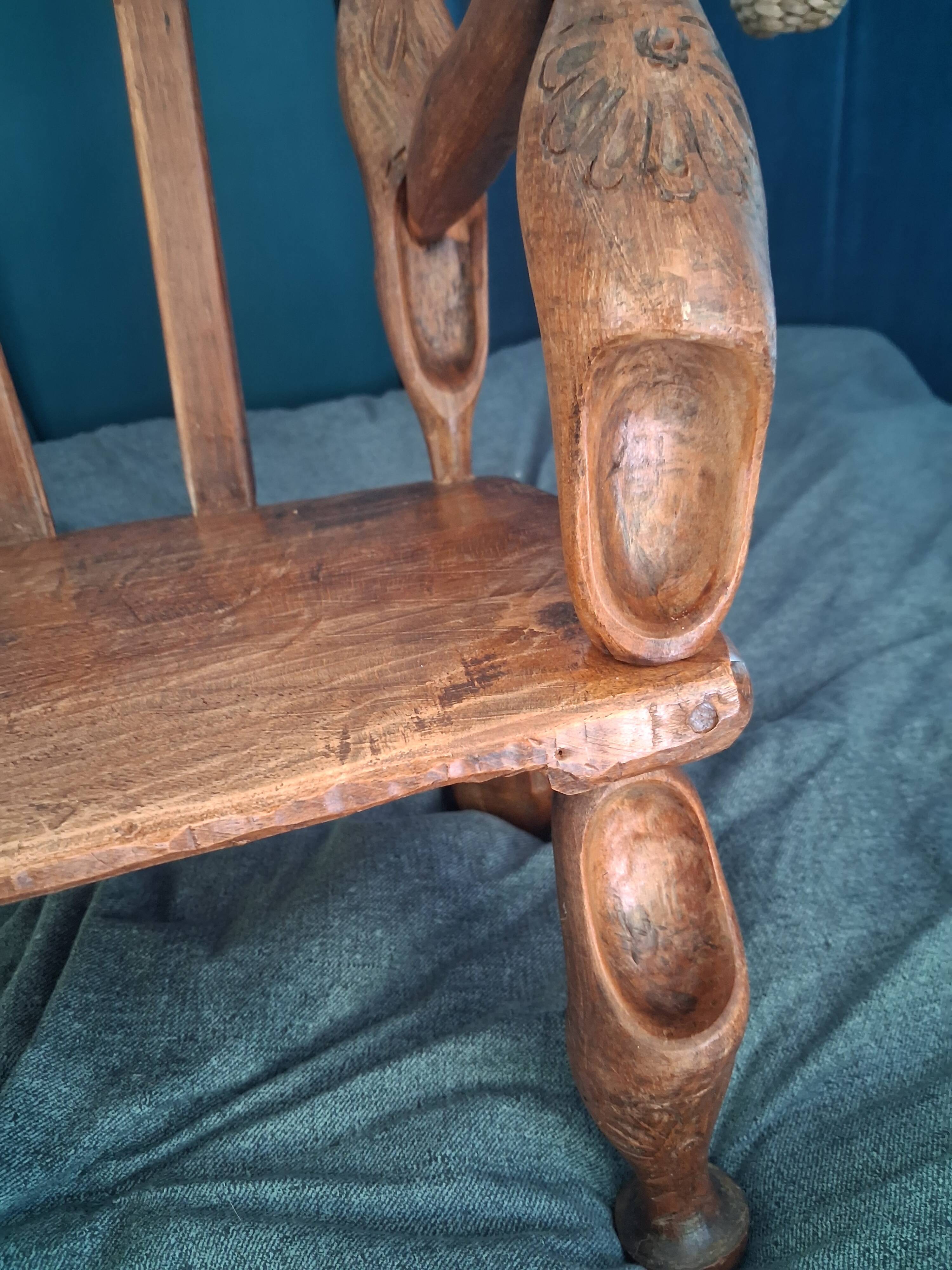 Chaise enfant en chêne sculpté. Ancien meuble breton