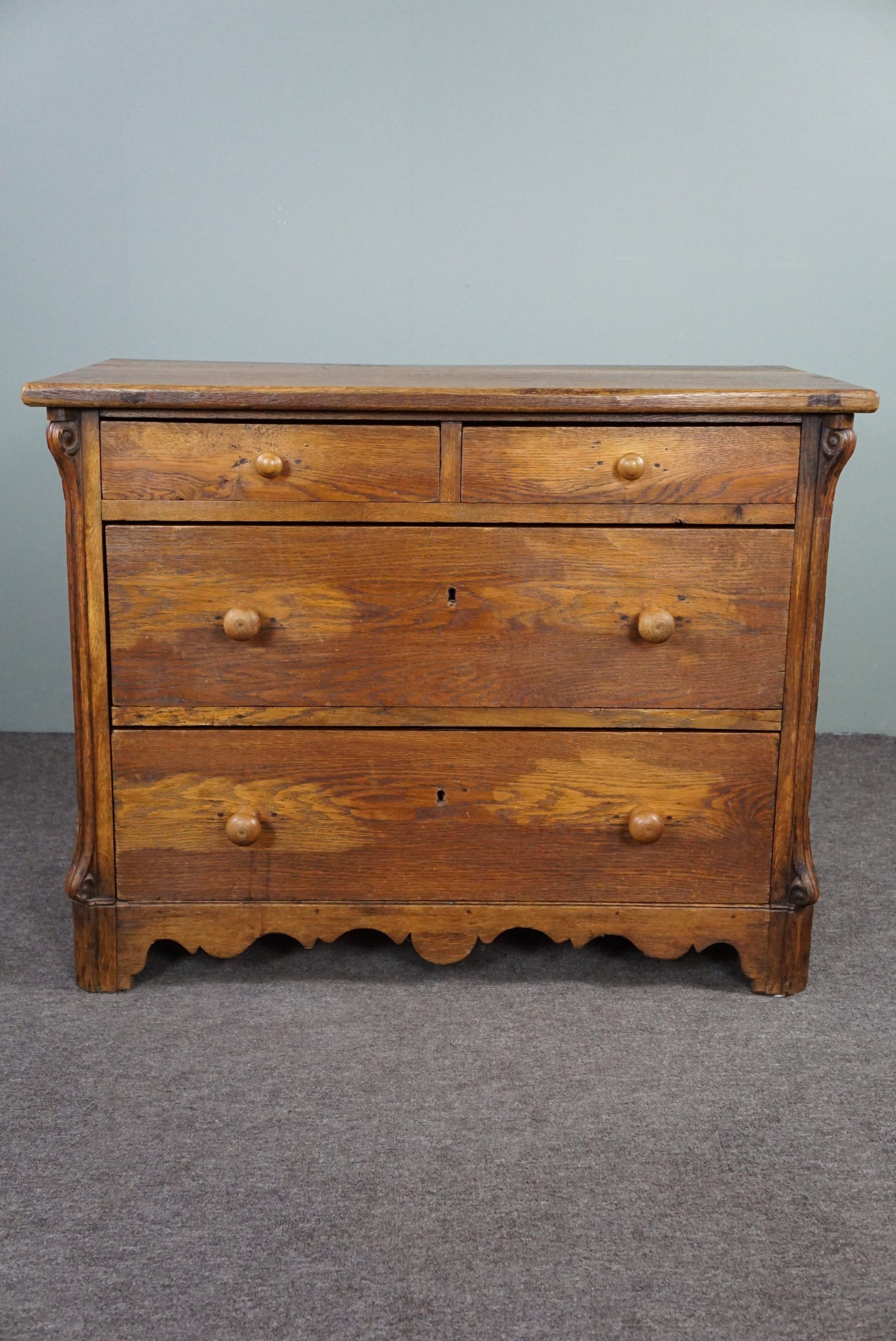 Antique oak chest of drawers with 4 drawers