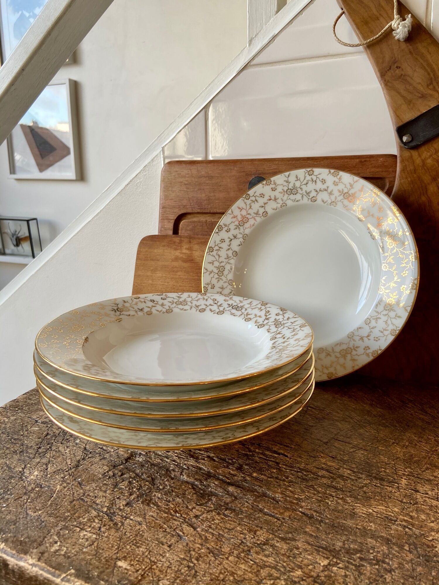 Set of 6 hollow plates in white and gold porcelain