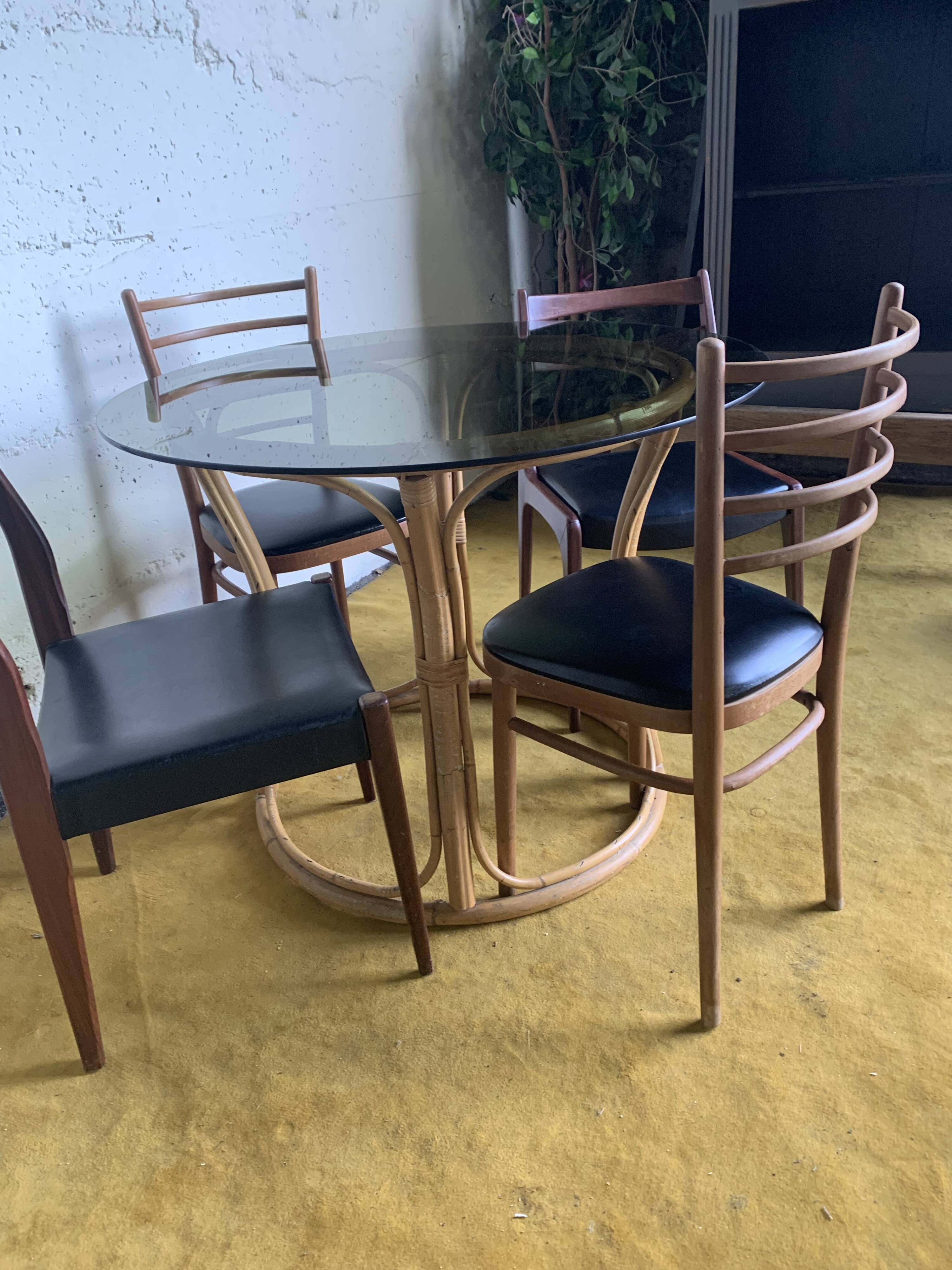 Round dining table with bamboo legs