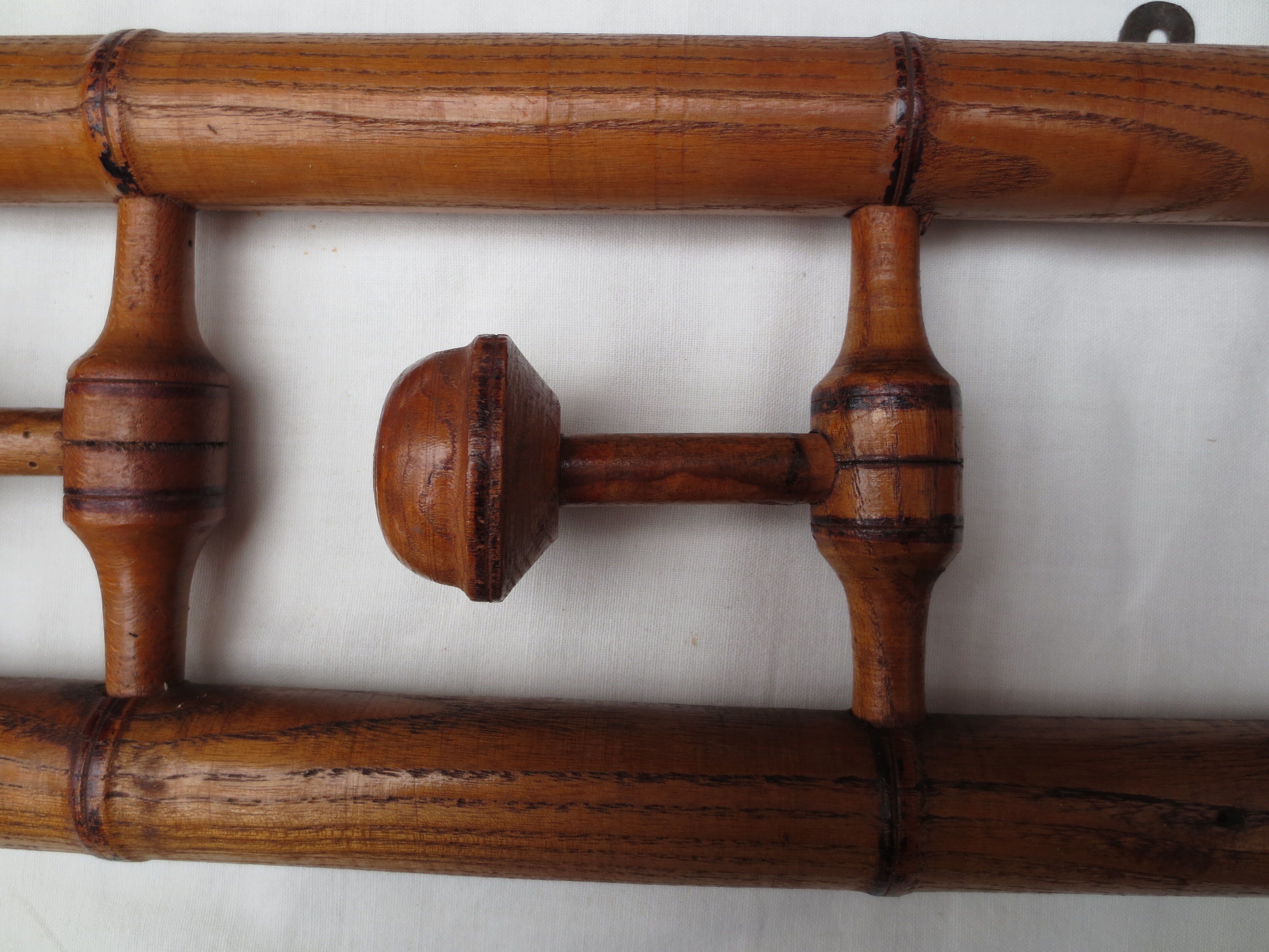 Ancien porte manteaux en bois  3 têtes