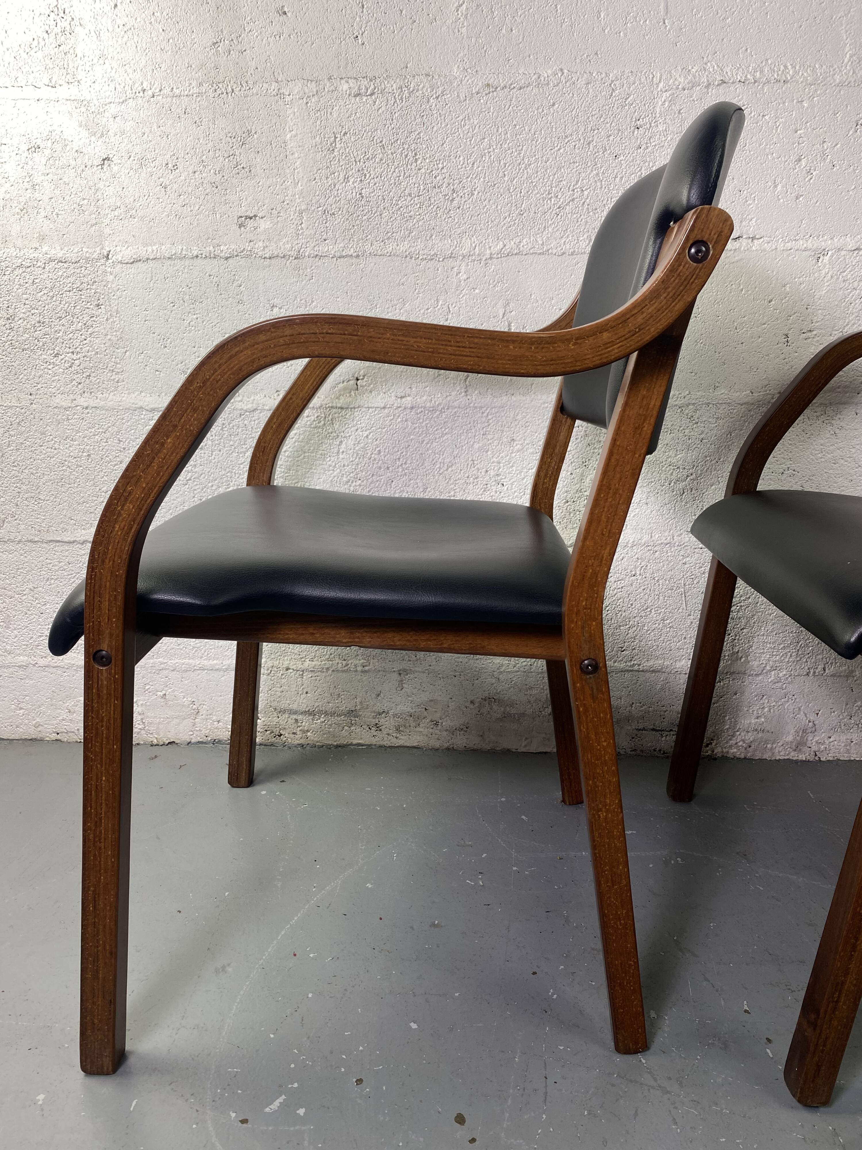 Paire de fauteuils en cuir et bois