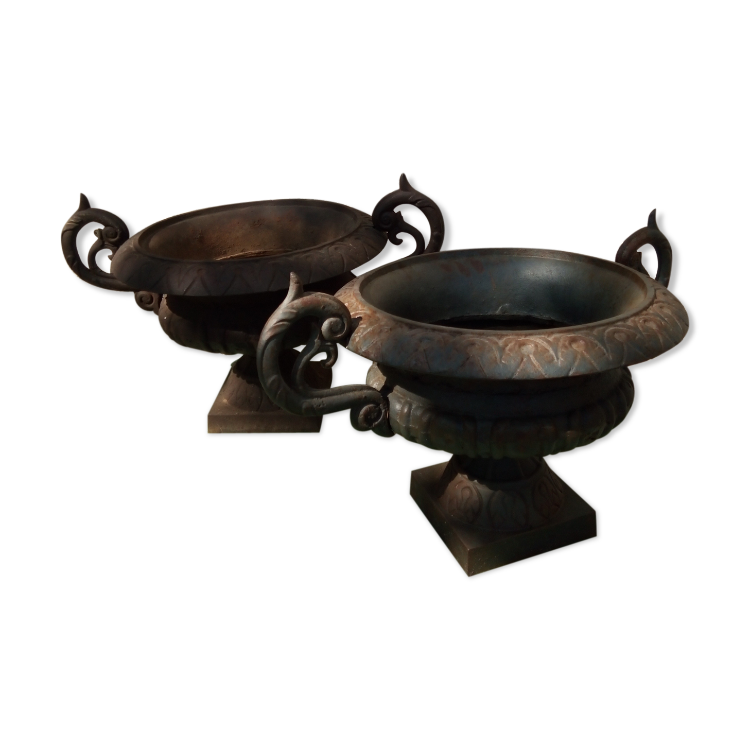 Former pair of iron cast Medici planters