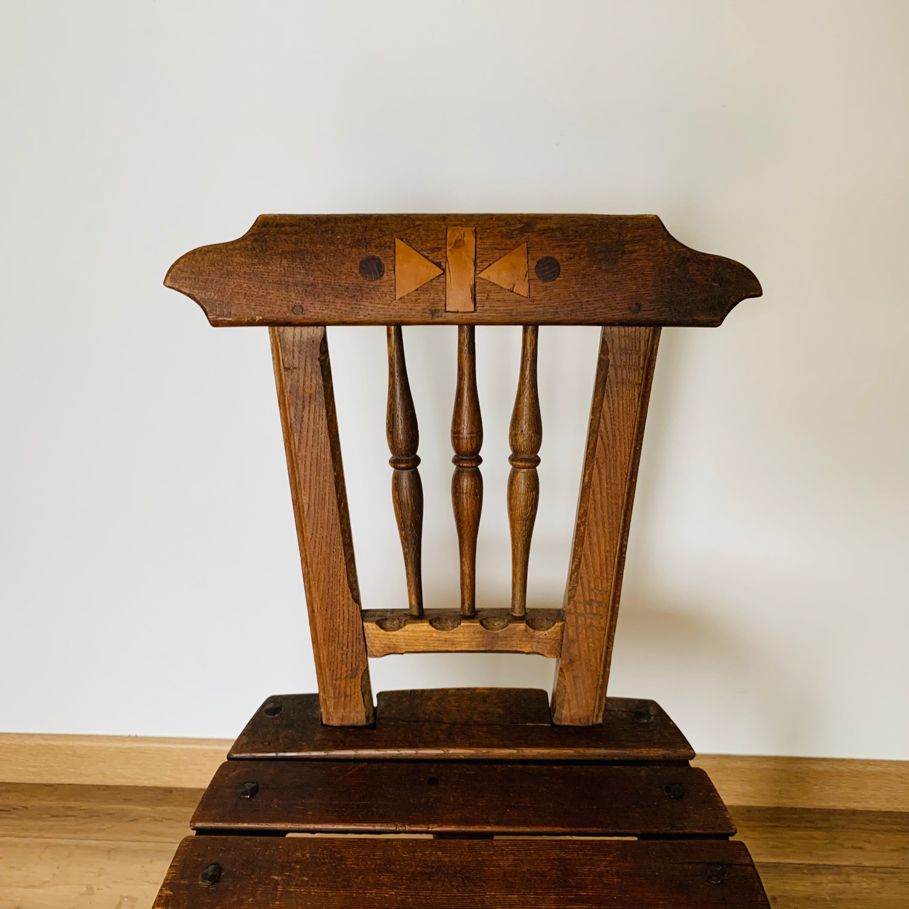 Ensemble de 5 chaises en bois, travail artisanal
