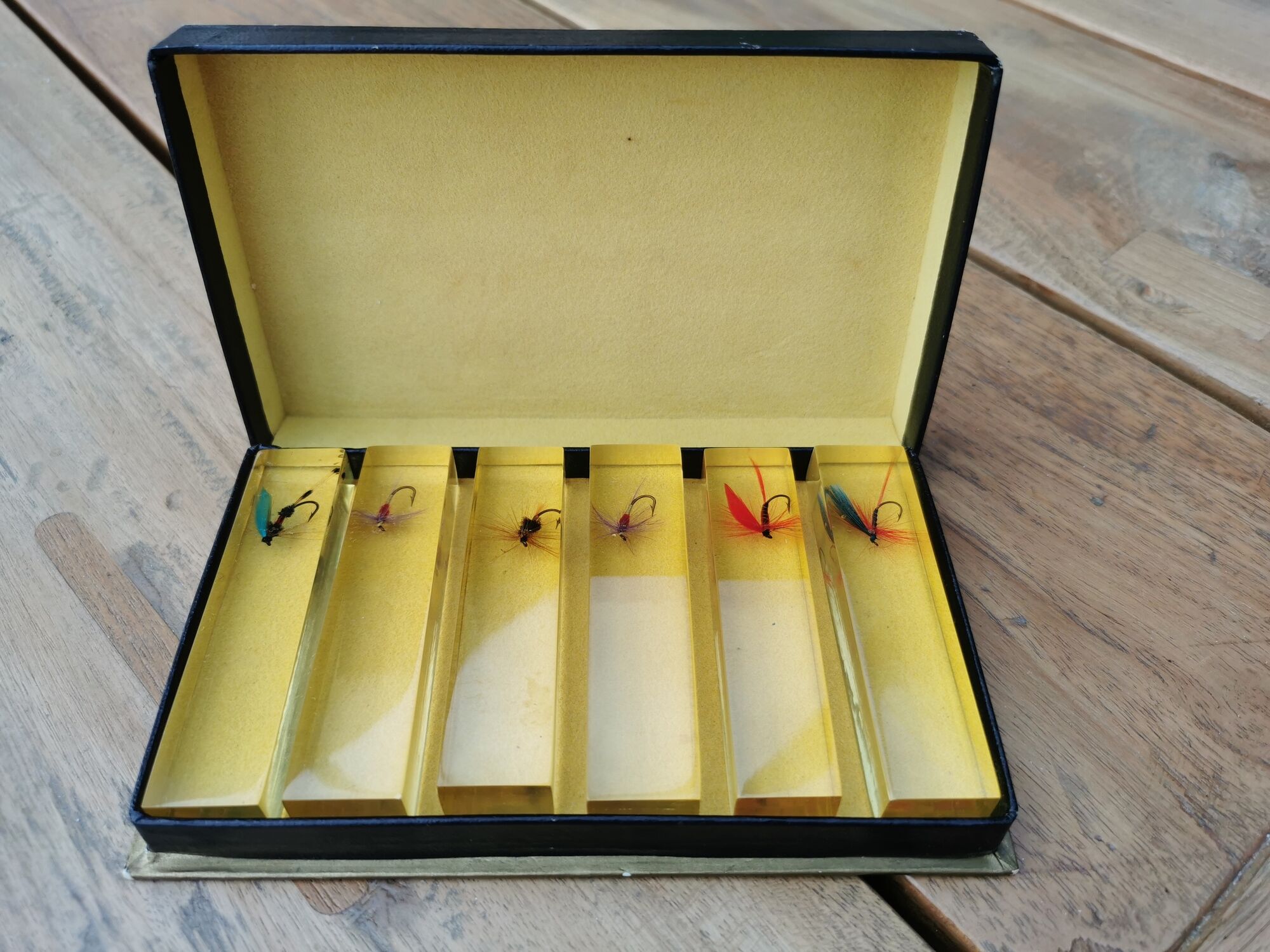 Set of 6 carries knives with fishing lures