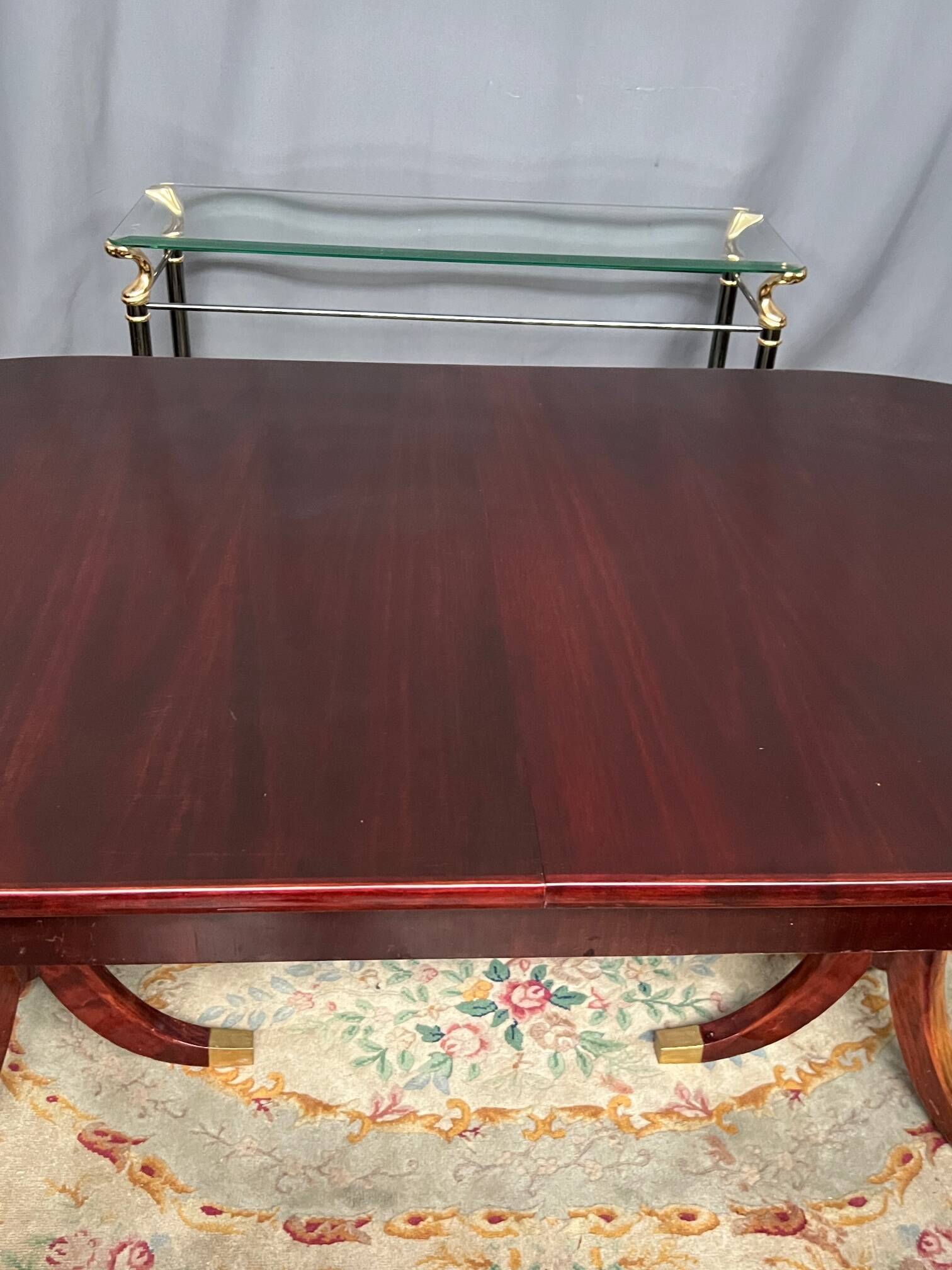 Table à manger de style Empire avec deux éléments coulissants.