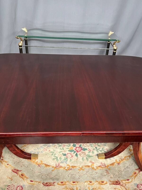 Table à manger de style Empire avec deux éléments coulissants.