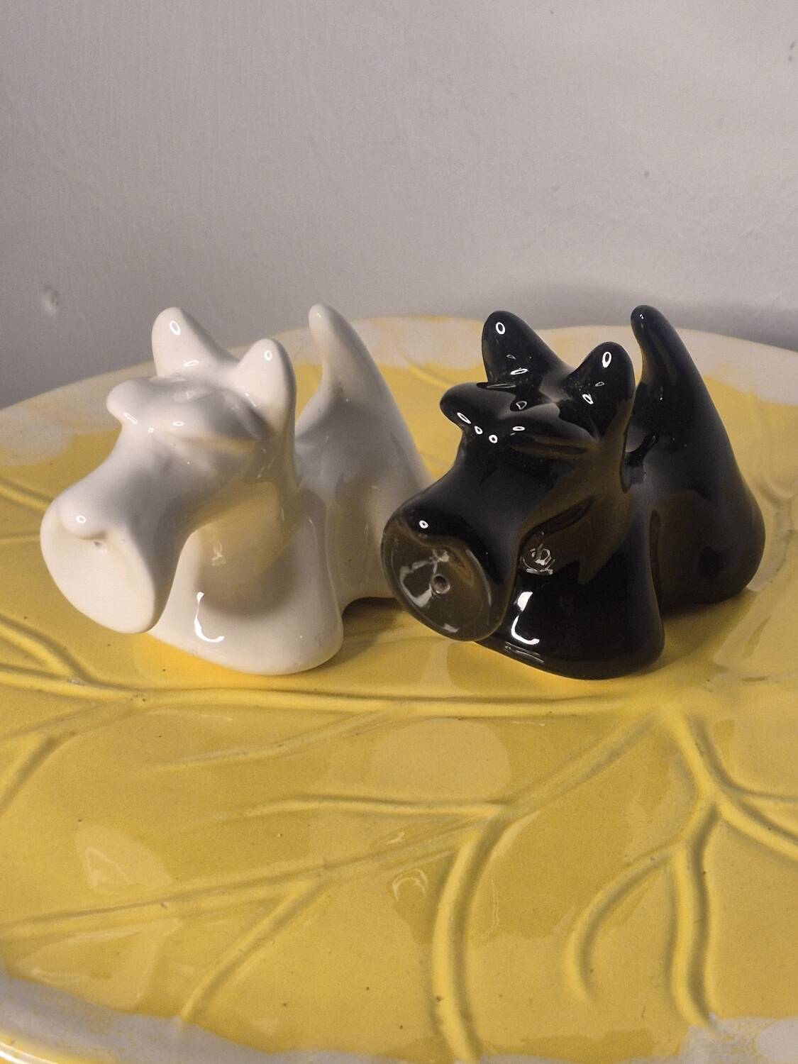 Salt and pepper shakers dog