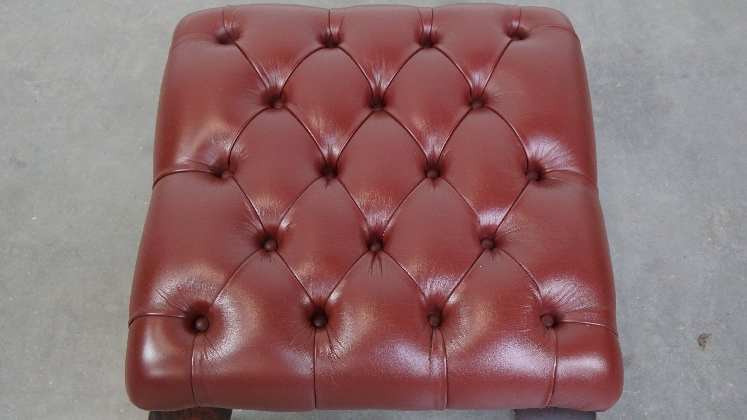 In very good condition elegant red/brown chesterfield ottoman made of cow leather