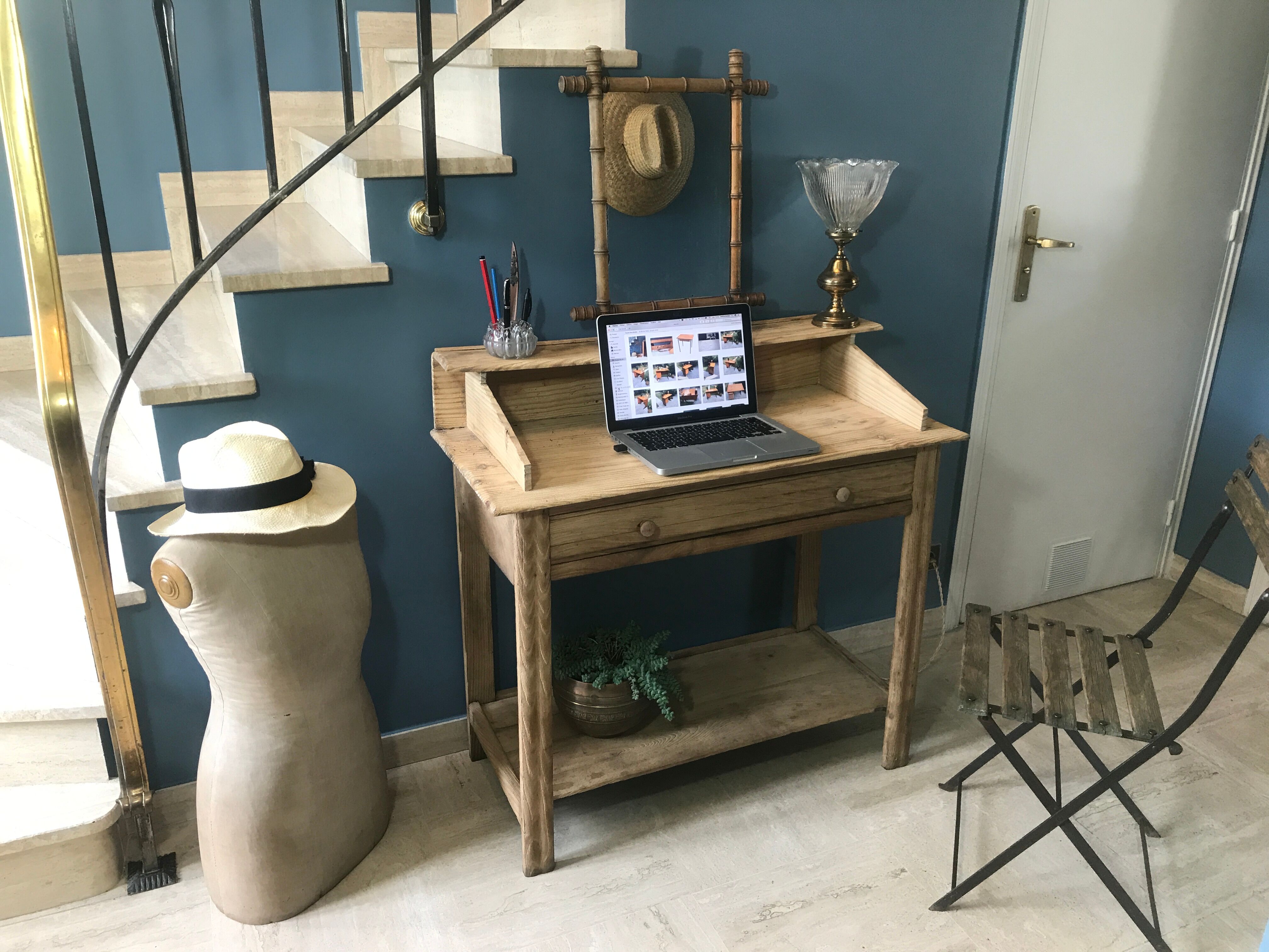 Former hairdresser or desk made of raw wood