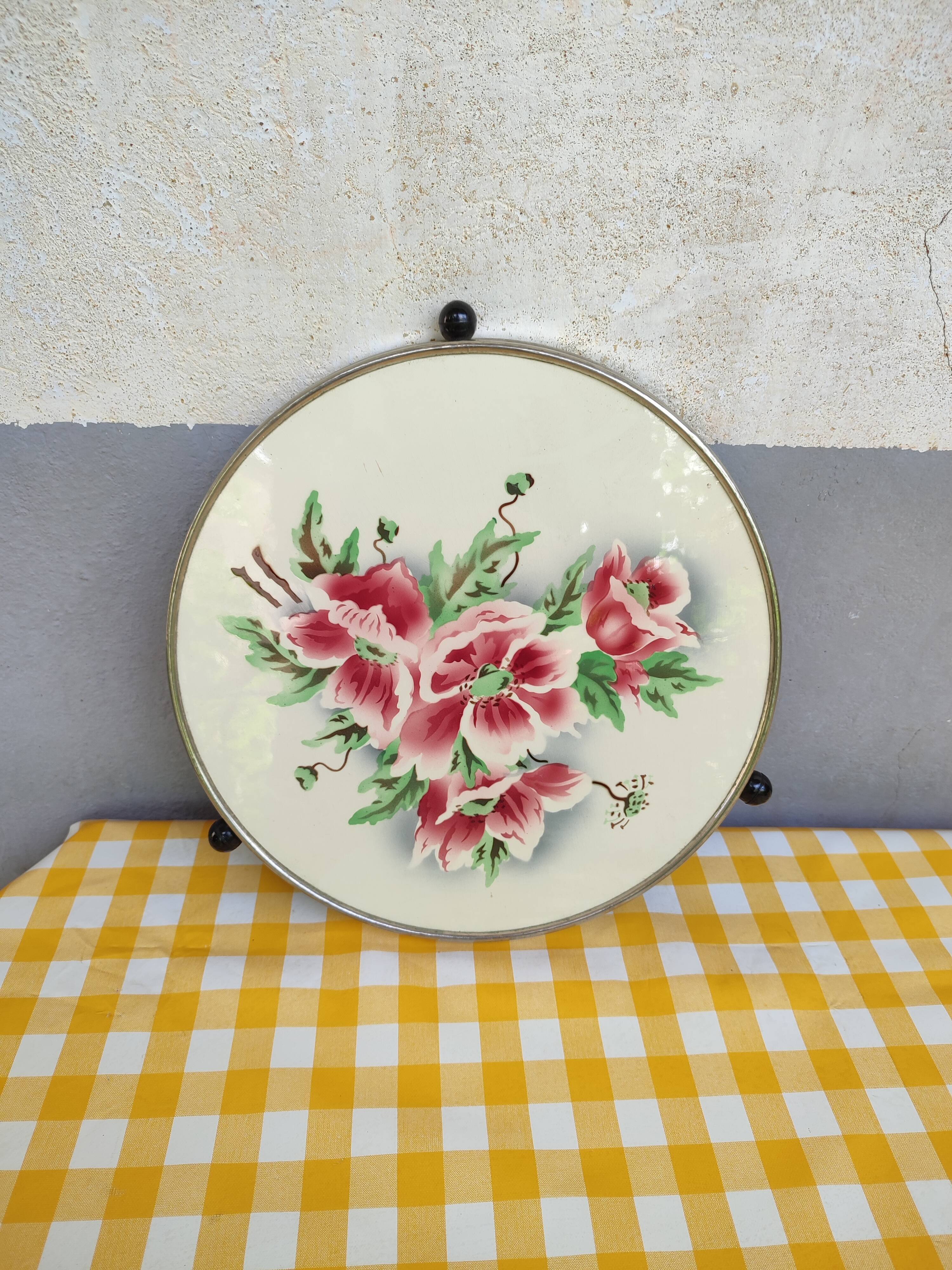 Turntable with earthenware pastry and bakelite floral decoration