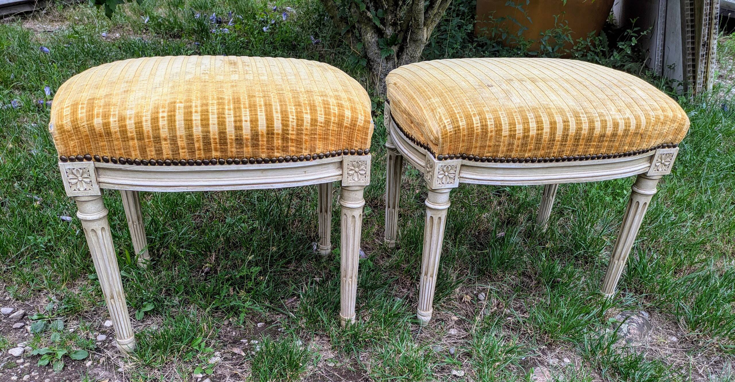 Ensemble Style Louis XVI - fauteuils, bergères et repose pieds