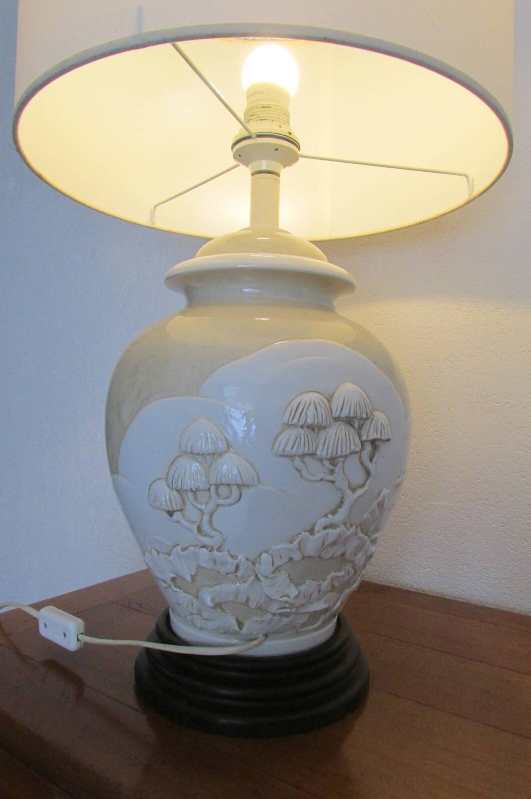 Large enameled porcelain lamp in relief, Asian pattern