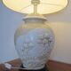 Grande Lampe en porcelaine émaillée en relief, motif asiatique