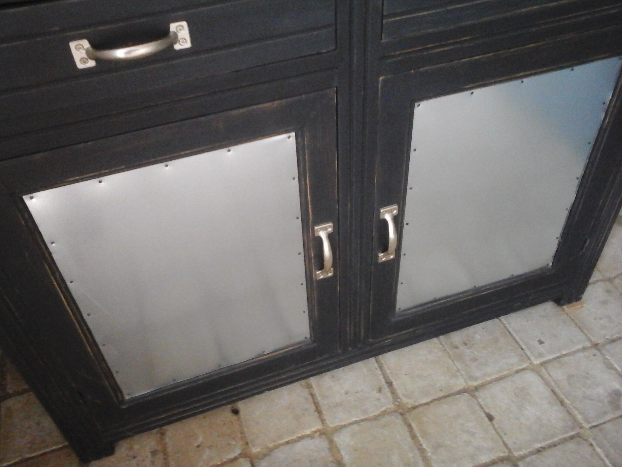 Seasy oak solid black patina and zinc