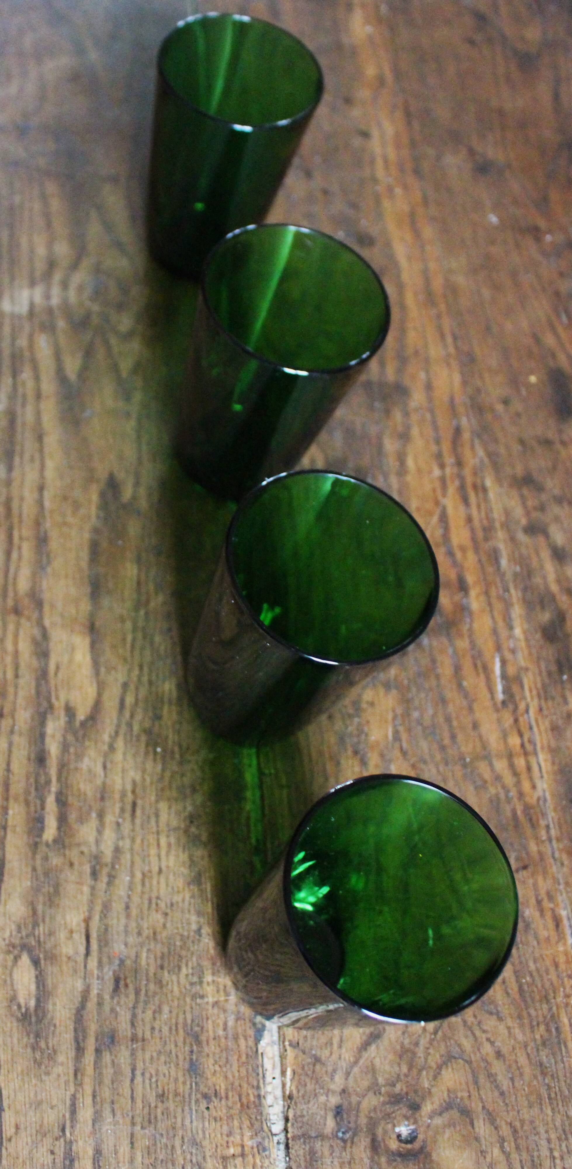 Un lot de 4 grands verres Vereco vert vintage