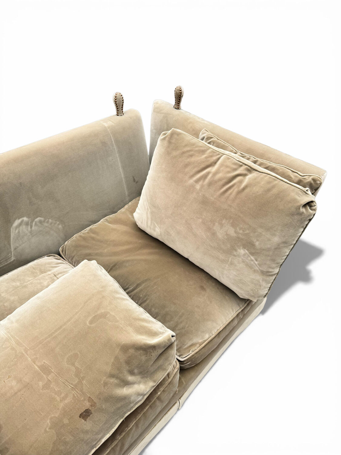 Beautiful Knole model canapé in velvet.