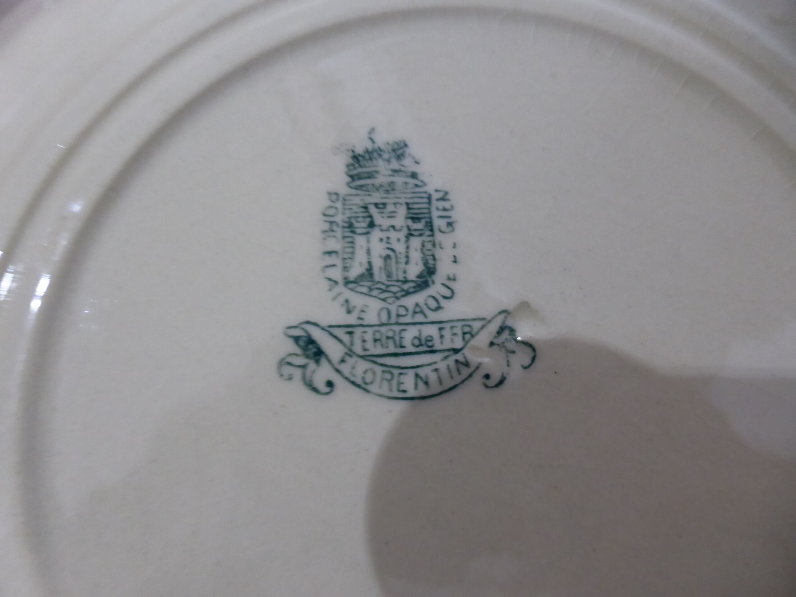 4 flat plates in iron earth from Gien Florentine model 211203