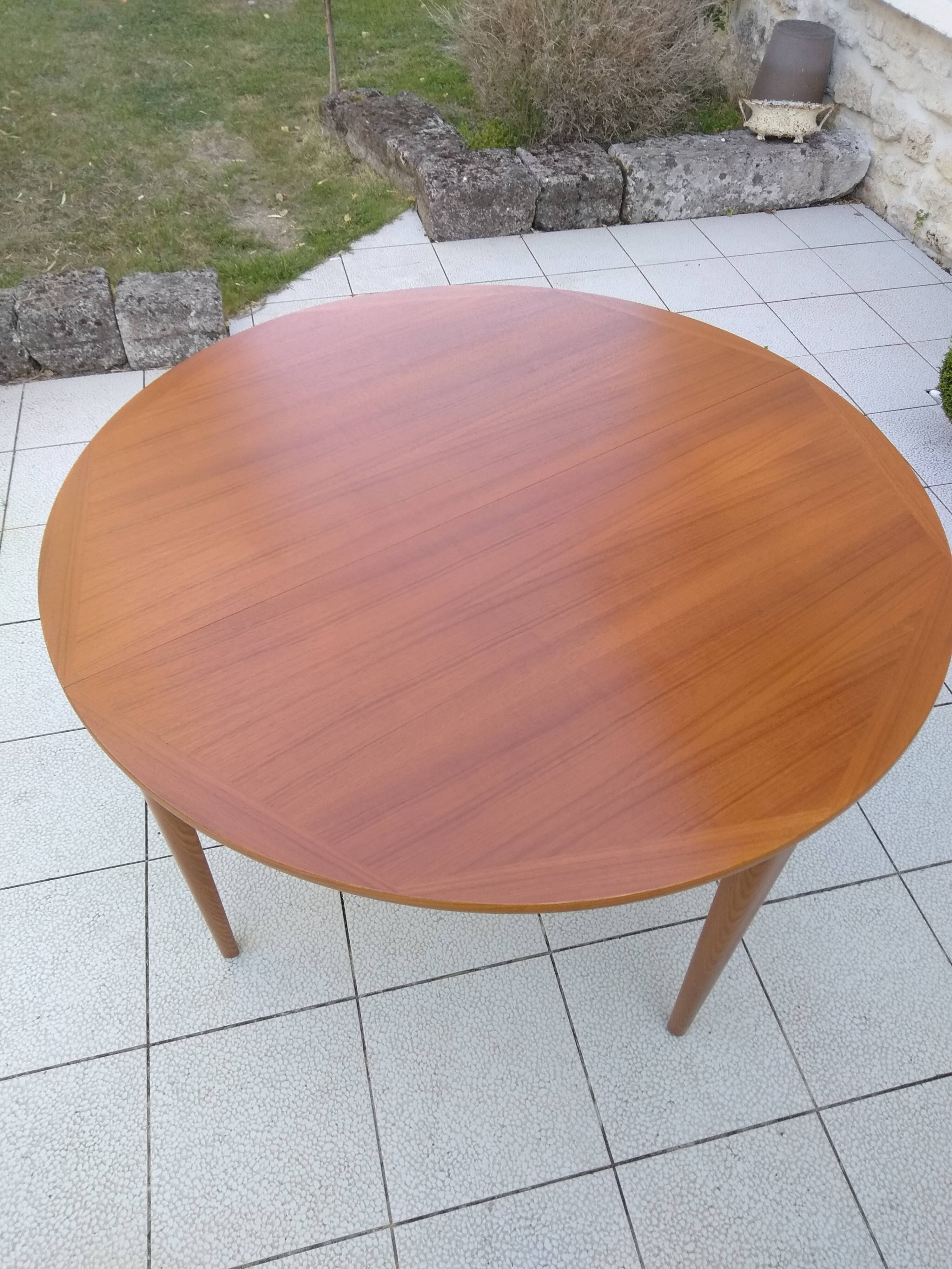 Scandinavian round table