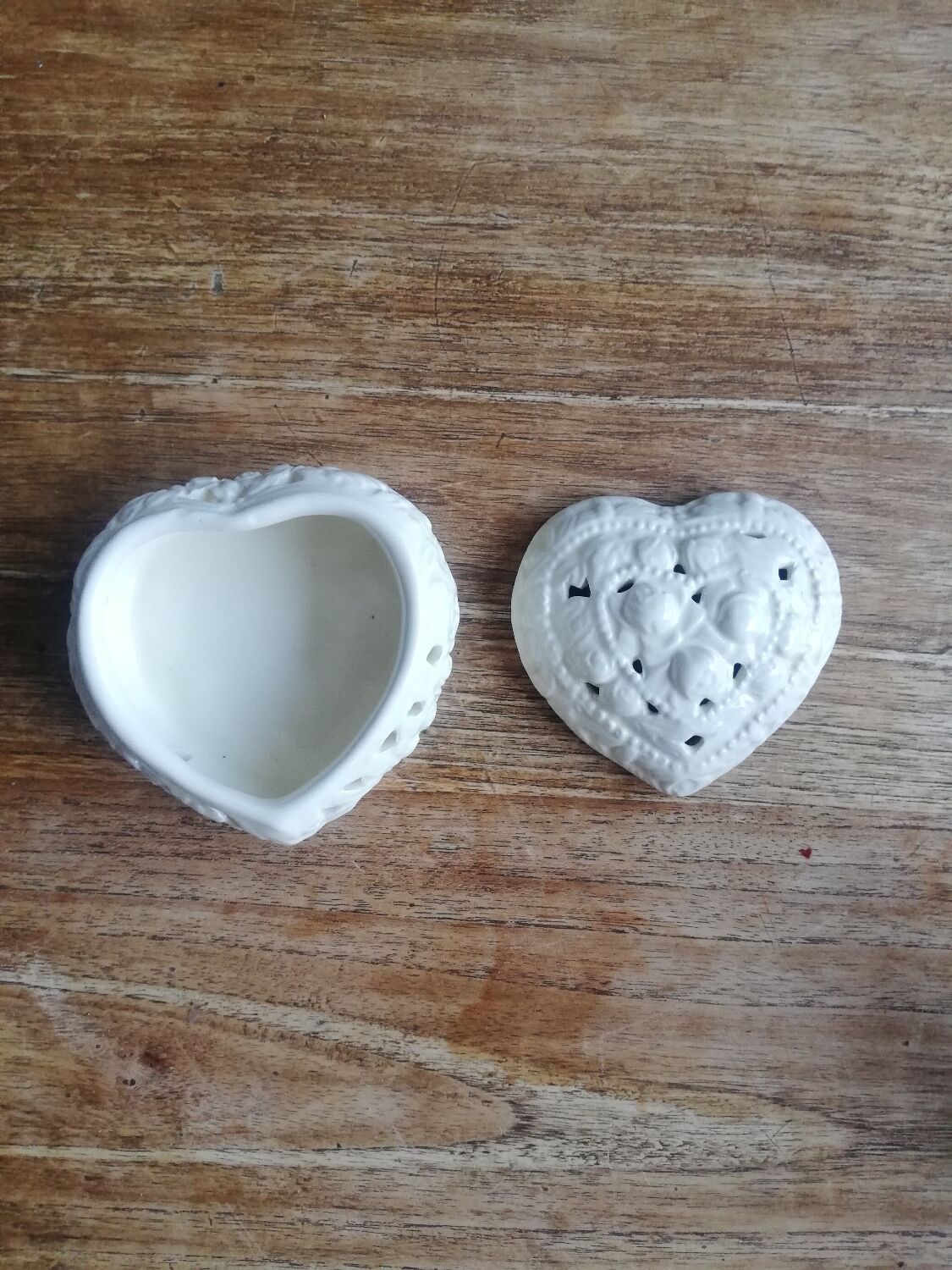 Ceramic heart box decorated with openwork roses