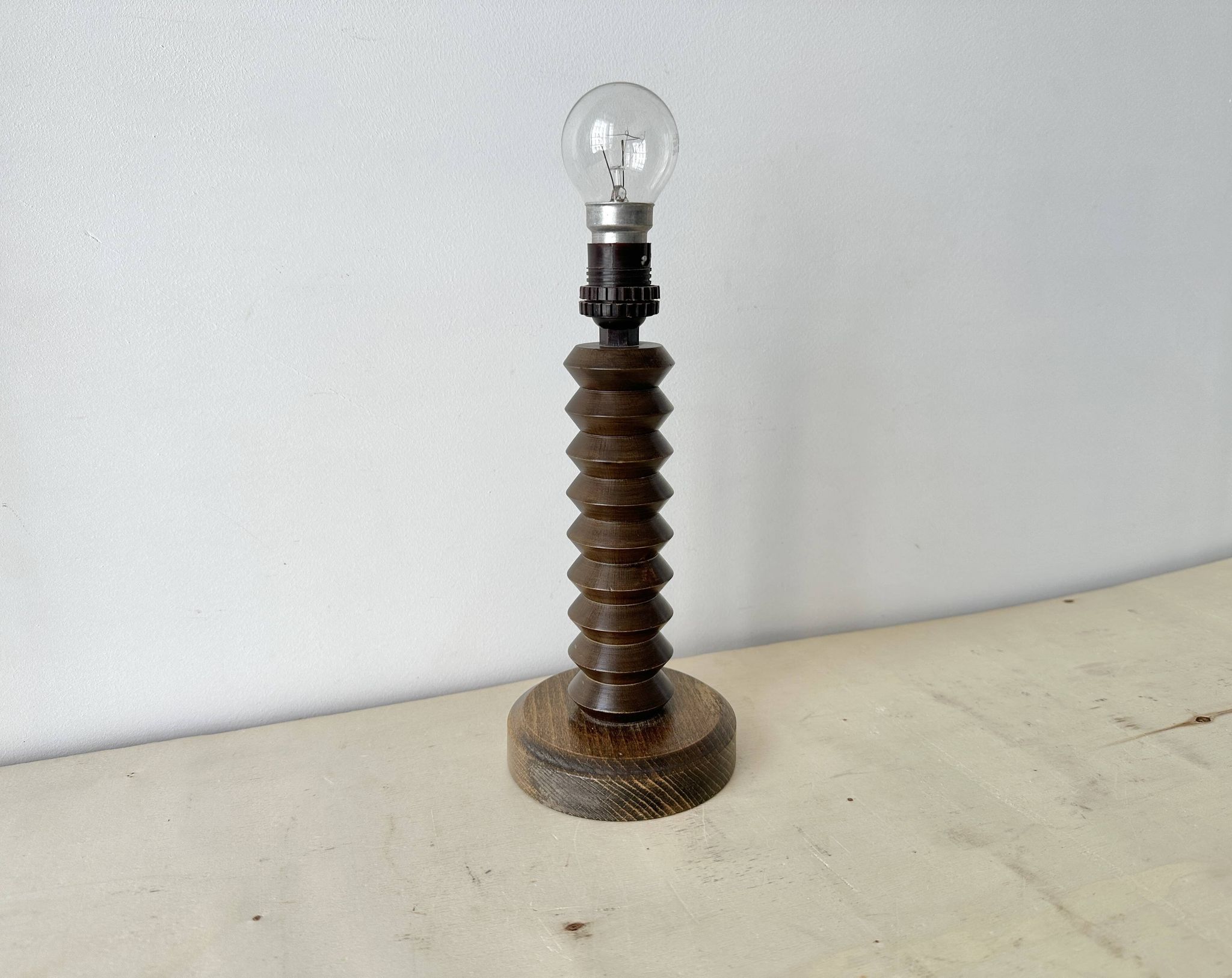 Pied de lampe rustique en bois tourné années 50, luminaire rustique vintage