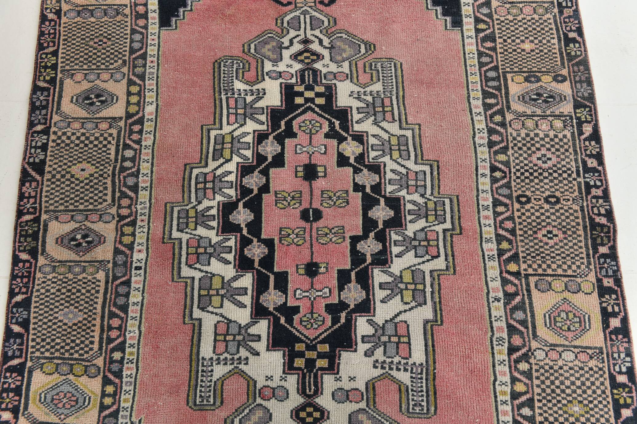 Tapis vintage oriental fait main rose et crème 4x7, 130x225 cm