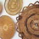 Composition murale de 8 corbeilles en osier