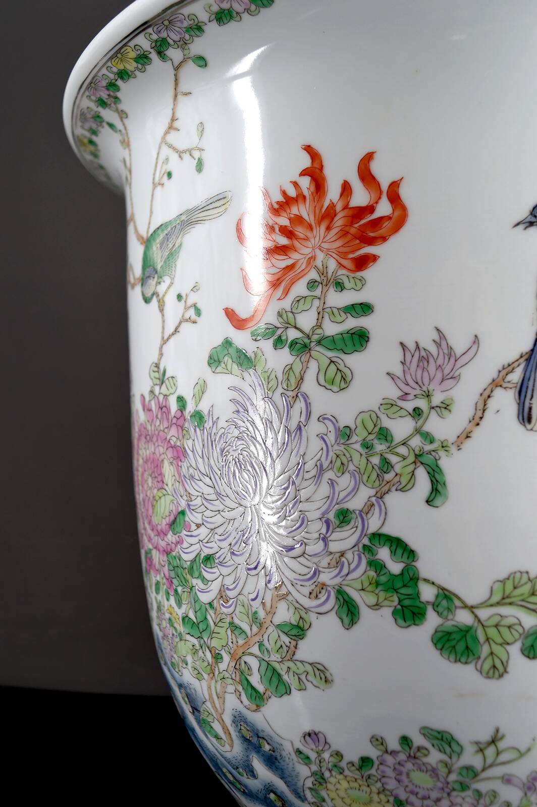 Important Chinese cache-pot with naturalistic floral and animal decoration – 20th century
