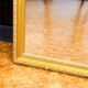 Miroir doré rectangulaire vintage, cadre en bois mouluré avec perles et feu